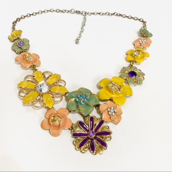 Modcloth Jewelry - 🌸HOST PICK ✨🌸ModCloth Flowers Statement Necklace